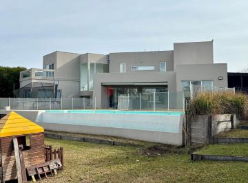 Casa · 327m² · 8 Ambientes · 6 Cocheras · Casa en San Marco