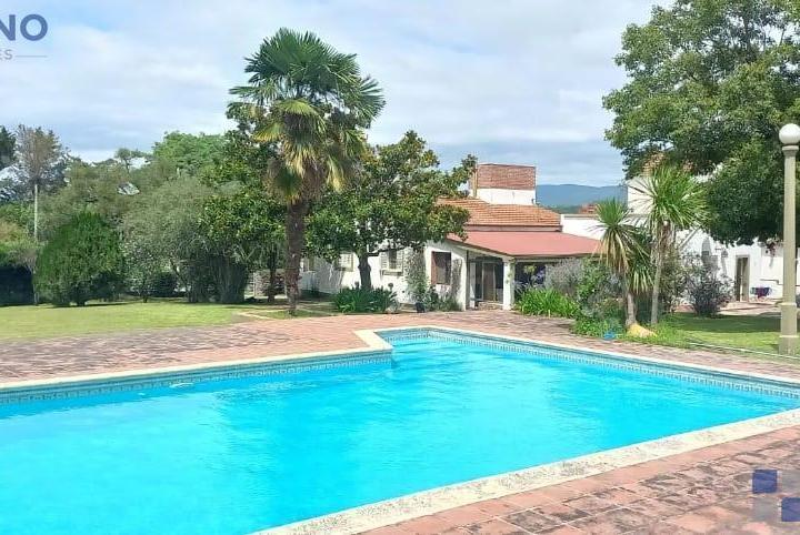 Casa · 332m² · 6 Ambientes · 4 Cocheras