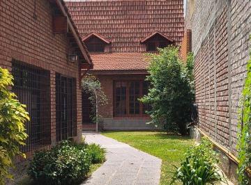 Casa · 342m² · 9 Ambientes · 2 Cocheras · Venta Casa Apta Credito Barrio Bombal Godoy Cruz