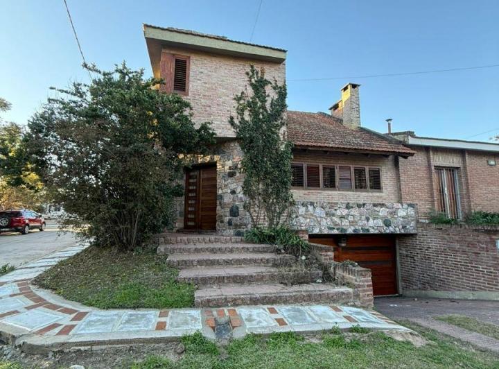 Casa · 225m² · 11 Ambientes · 2 Cocheras