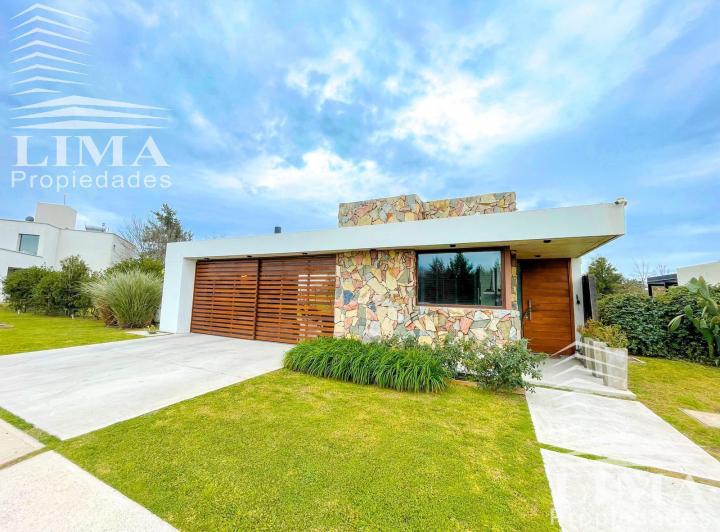 Casa · 209m² · 4 Ambientes · 2 Cocheras