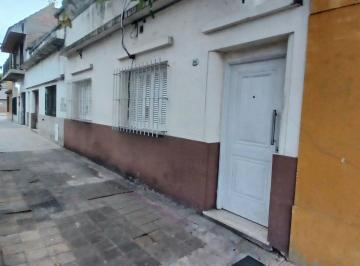 Casa de 3 ambientes, Lanús · Venta de Casa 3 Amb. con Patio y Tza. m de Av 25 de Mayo Al 700 - Gran Potencial Para Modernizar