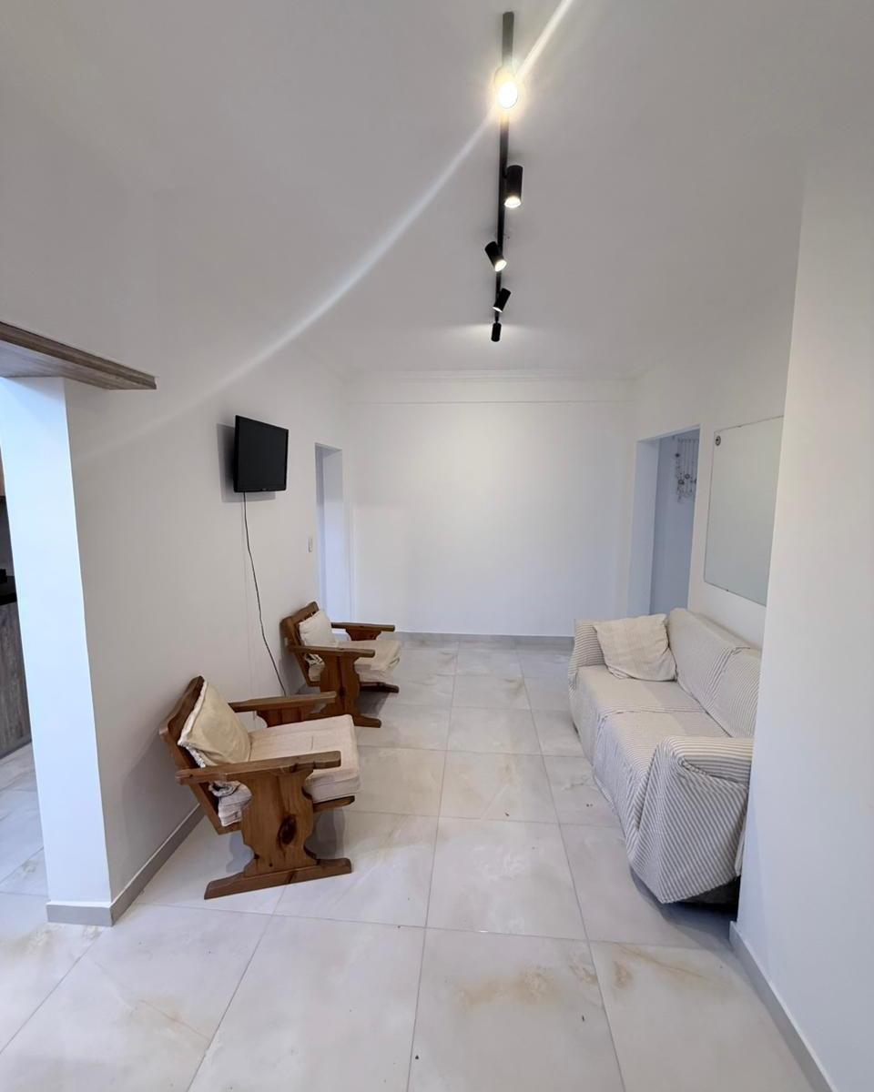 Departamento de dos ambientes con espacio para cochera | primer piso por escalera