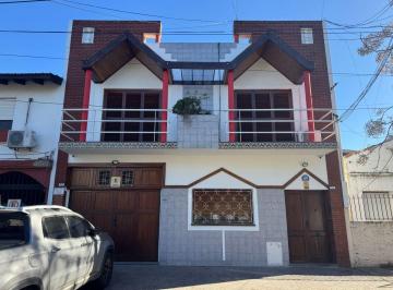 PH de 4 ambientes, Lanús · Alquiler Casa PH de 4 Amb. en 2 Plantas con Cochera, Quincho, Parrilla, Patio y Terraza. Buen Barri