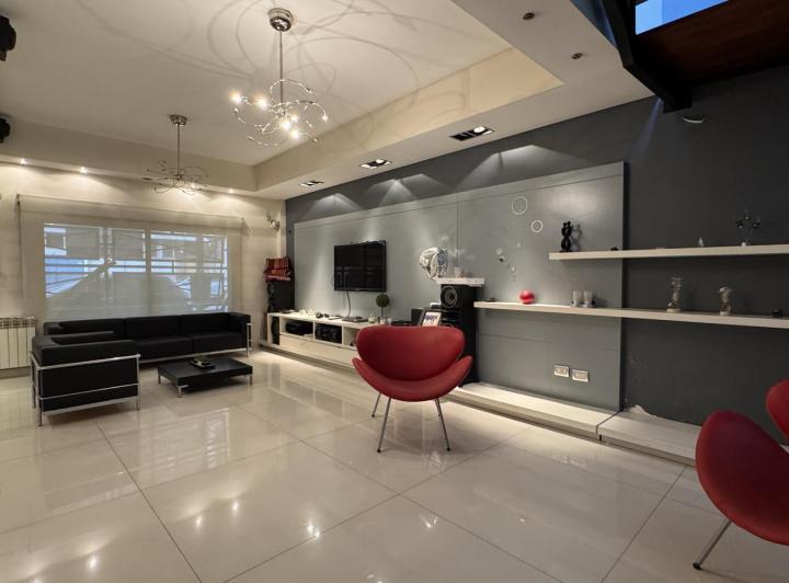 Casa · 374m² · 5 Ambientes · 2 Cocheras