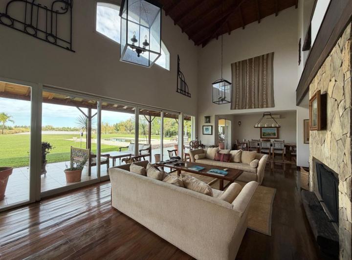 Casa · 382m² · 5 Ambientes · 3 Cocheras