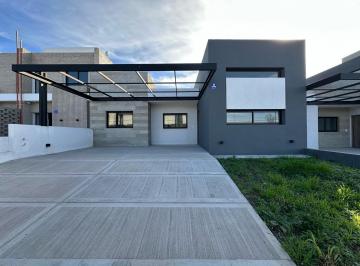 Casa · 145m² · 5 Ambientes · 2 Cocheras · Casa en Docta Planta Baja 3 Dorm en Venta