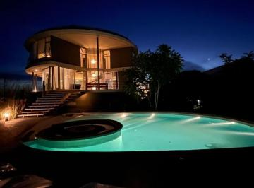 Casa · 230m² · 5 Dormitorios · Casa en Carilo