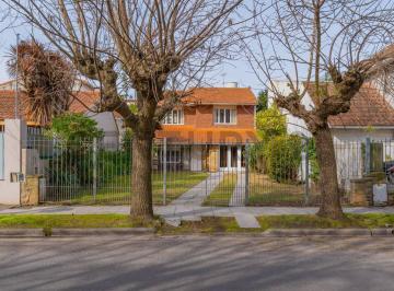 Casa · 188m² · 4 Ambientes · 1 Cochera · Venta Casa de 4 Ambientes con Parque y Cochera
