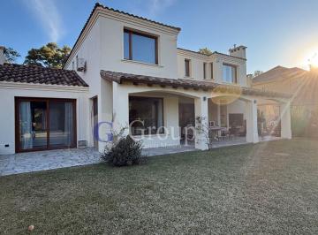 Casa · 257m² · 6 Ambientes · 1 Cochera · Casa Chalet en Venta en La Peregrina, Pilar, G. B. a. Zona Norte