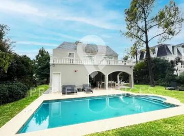 Casa · 300m² · 5 Ambientes · 1 Cochera · Casa en Alquiler en Saint Thomas Country Club