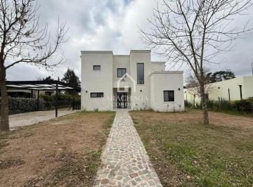 Casa · 181m² · 7 Ambientes · Casa a Estrenar en Venta en Barrio San Matías Excelente Calidad Constructiva