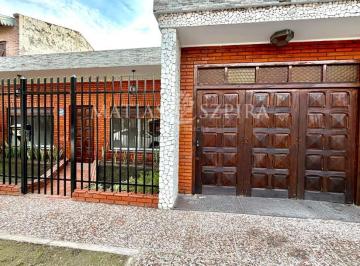 Casa · 140m² · 3 Ambientes · 3 Cocheras · Casa 3 Ambientes Venta Castelar Norte