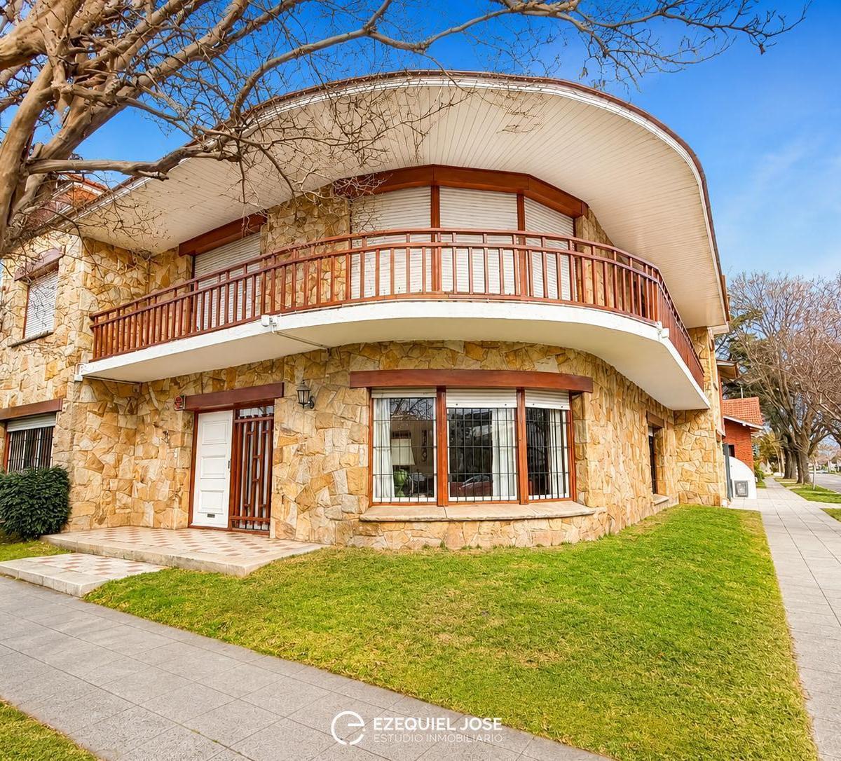 Chalet 6 amb, 365m² en Los Troncos con jardín y cochera