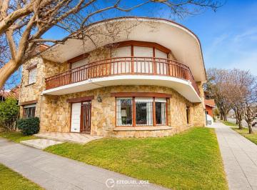 Casa · 365m² · 6 Ambientes · 1 Cochera · Venta - Exclusivo Chalet en Los Troncos | 5 Dorm. | Los Troncos