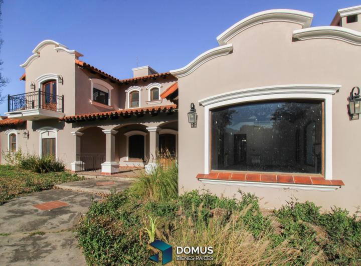 Casa · 228m² · 3 Dormitorios · 2 Cocheras
