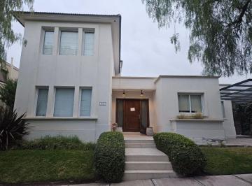 Casa de 6 ambientes, Ciudad de Mendoza · Exclusiva Casa en Alquiler en Barrio Dalvian | Amplios Espacios y Máxima Comodidad