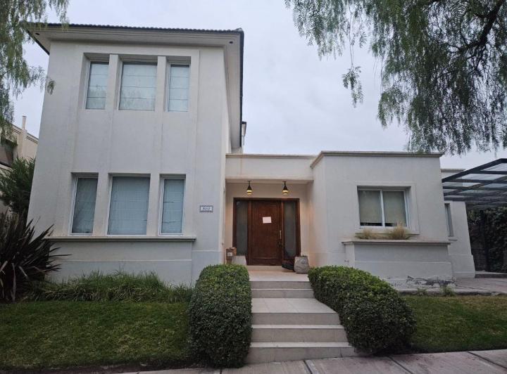 Casa · 235m² · 6 Ambientes · 2 Cocheras