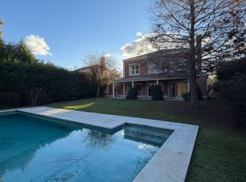 Casa · 250m² · 6 Ambientes · 1 Cochera · Casa en Venta en Los Jazmines, Pilar del Este, Pilar