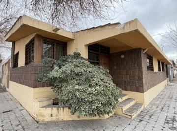 Casa · 146m² · 5 Ambientes · 2 Cocheras · Venta de Casa Esquina F. Arenas y Constitución. Rivadavia