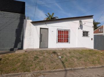 Casa de 3 ambientes, Quilmes · Casa 3 Ambientes a m de Av Calchaquí Alquiler