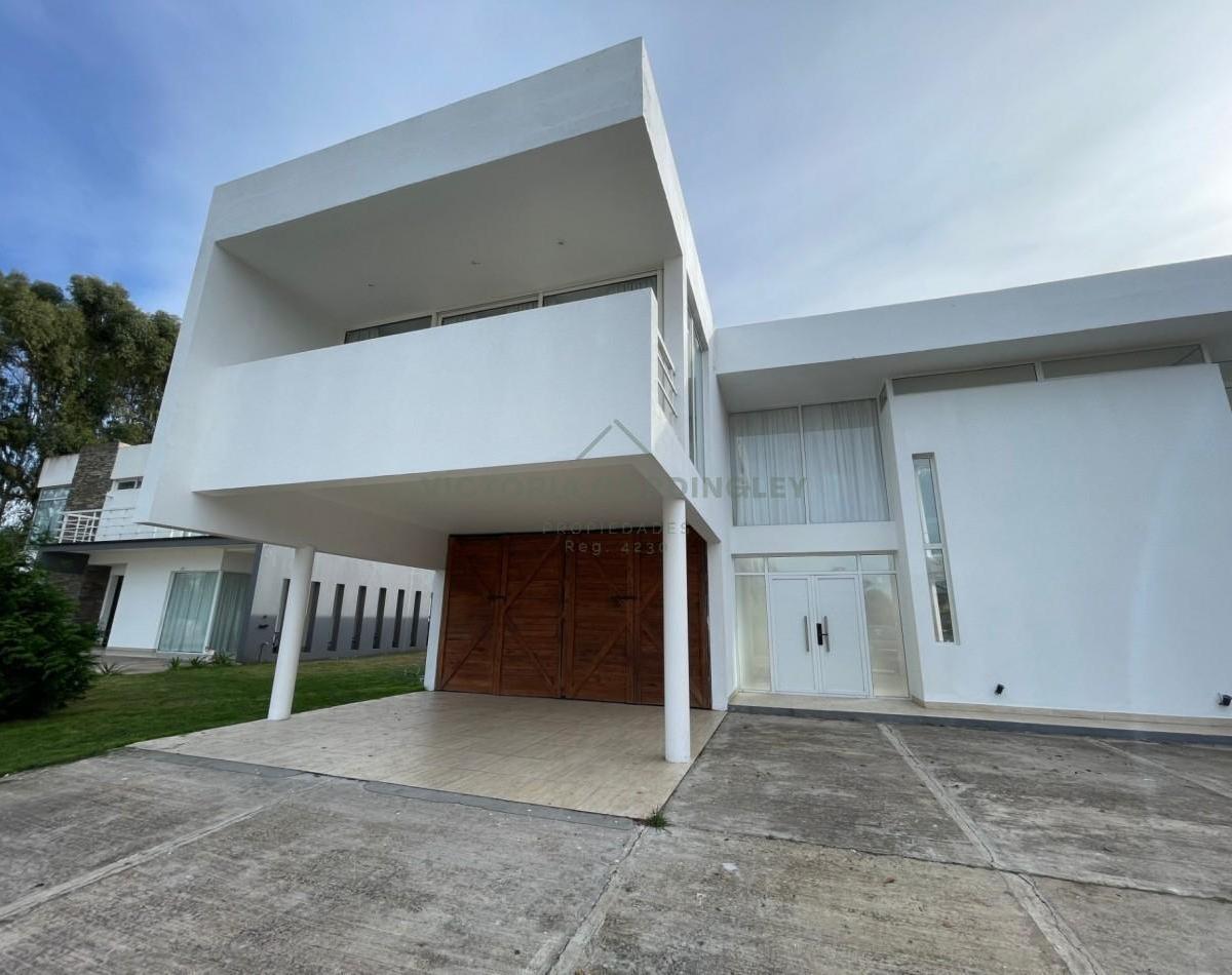 Casa 4 amb, 342m² con pileta climatizada — Rumencó