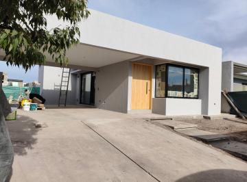 FACHADA · Casa de Categoría a Estrenar – 3 Dorm / 3 Baños – Barrio Las Cortaderas III