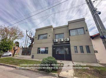 Casa de 5 ambientes, Lomas de Zamora · Casa en Venta en Temperley con Piscina, Cochera Para Dos Autos y Detalles de Categoría