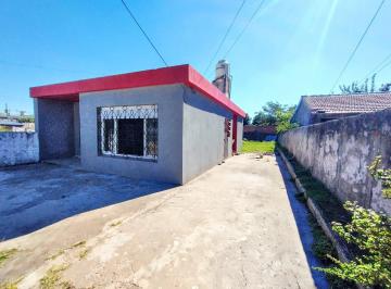 Casa · 70m² · 4 Ambientes · 3 Cocheras · Casa en Isidro Casanova en Venta