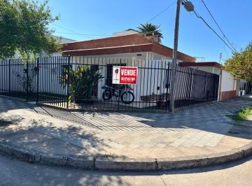 Casa · 159m² · 4 Ambientes · 1 Cochera · Casa Esquina en Venta Ameghino Sud 3 Dorm.