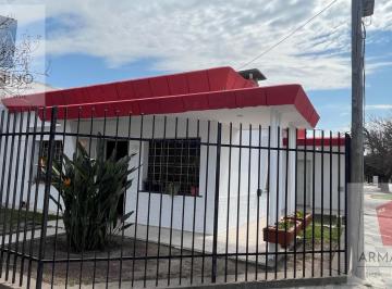 Casa · 159m² · 4 Ambientes · 1 Cochera · Casa Esquina en Venta Ameghino Sud 3 Dorm.