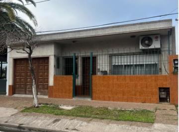 Casa · 110m² · 4 Ambientes · 1 Cochera · Venta: Casa de 4 Ambientes con Garage + Departamento de 2 Ambientes Al Fondo