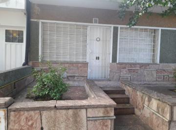 Casa · 115m² · 2 Dormitorios · 2 Cocheras · Alto Alberdi Casa con Amplio Patio a Refaccionar