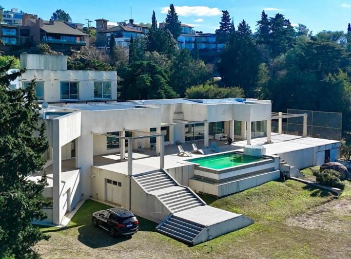 Casa · 960m² · 10 Ambientes · 1 Cochera