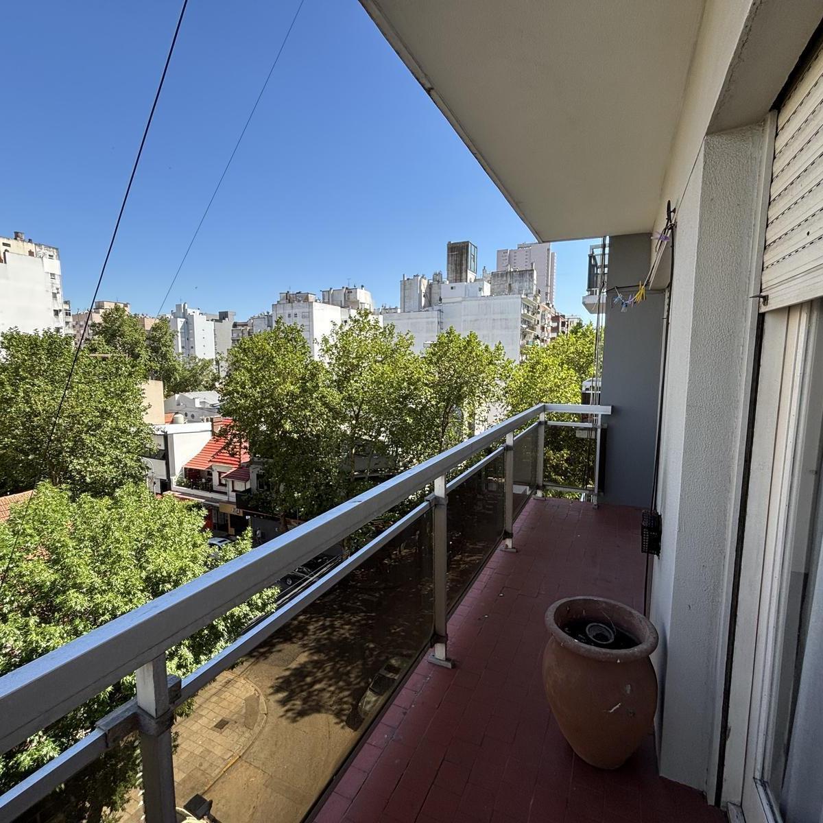 Departamento de dos ambientes con cochera cubierta