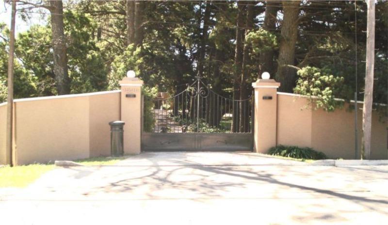 Casa de campo 8 amb, 383m² con cochera y piscina — Balcarce