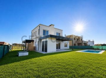 Casa · 260m² · 5 Ambientes · 2 Cocheras · Alquiler| Casa a Estrenar en Village Joven |