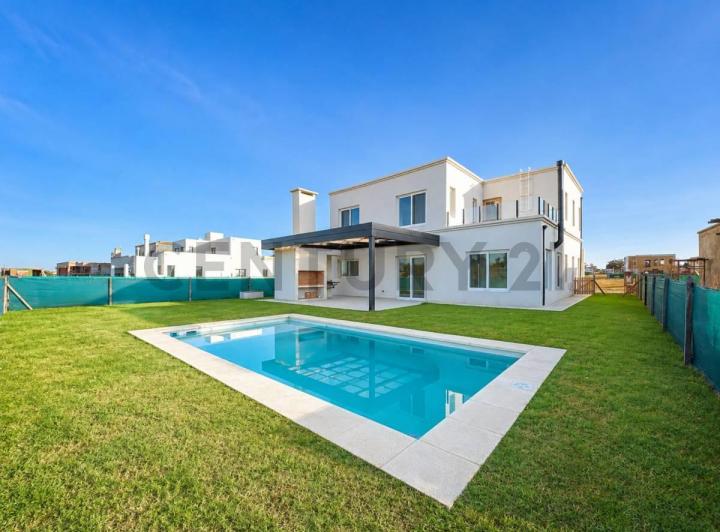Casa · 260m² · 5 Ambientes · 2 Cocheras