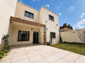 Casa · 176m² · 5 Ambientes · 2 Cocheras · Casa a La Venta en Hurlingham