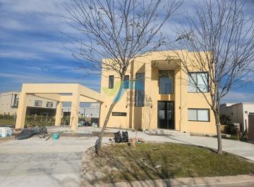 Casa · 220m² · 5 Ambientes · 5 Cocheras · Casa en Venta en San Pablo, Pilar, G. B. a. Zona Norte