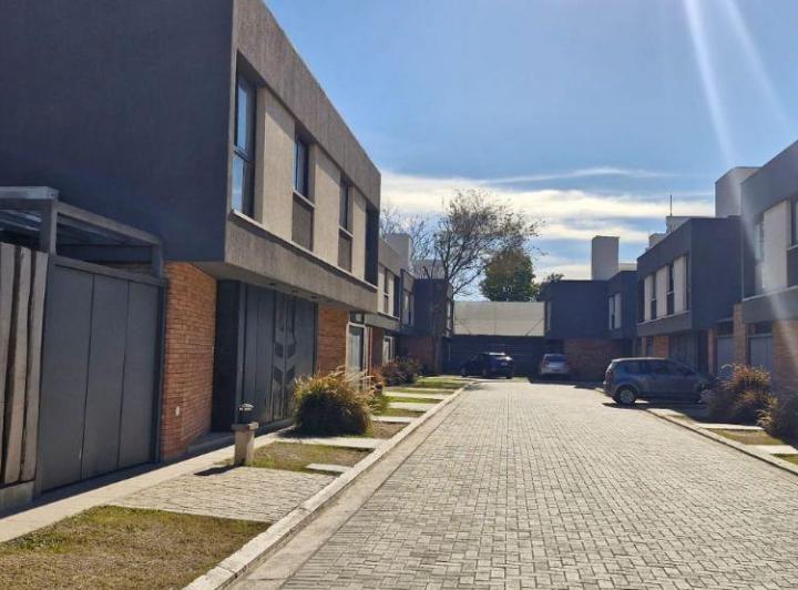 Casa · 100m² · 4 Ambientes · 1 Cochera