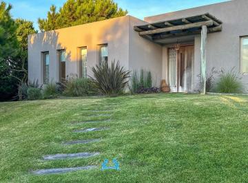 Casa de 5 ambientes, Costa Esmeralda · Casa de 200 m² con 4 Dorm. en Venta Esmeralda Pileta Fondos Libres!