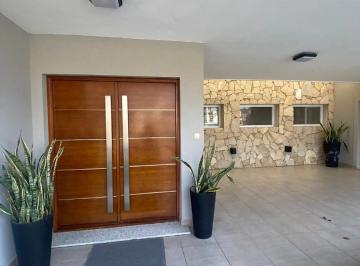 Casa · 205m² · 5 Ambientes · 3 Cocheras · Casa de 5 Ambientes en San Patricio
