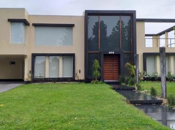 Casa · 280m² · 5 Ambientes · 3 Cocheras · Casa Amoblada de 5 Ambientes