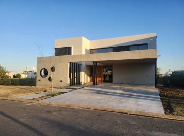 Casa · 270m² · 9 Ambientes · 2 Cocheras · Venta Casa a Estrenar en Vida Barrio Cerrado Funes