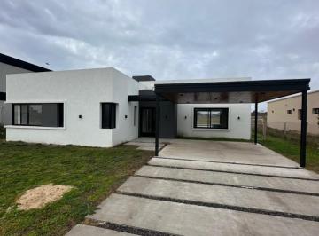 Campo · 178m² · 4 Ambientes · 1 Cochera · Venta Casa 4 Ambientes Barrio Cerrado Lujan