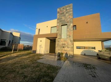 Casa · 894m² · 5 Ambientes · 6 Cocheras · Casa a La Venta en San Sebastian