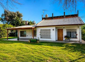 Casa · 100m² · 4 Ambientes · 1 Cochera · Hermosa Casa con Amplio Parque en Muñiz
