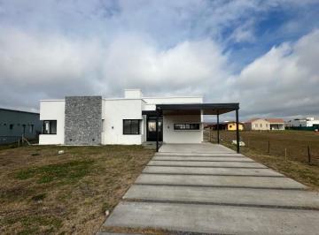 Campo · 200m² · 4 Ambientes · 2 Cocheras · Casa a Estrenar 4 Ambientes en Barrio Los Juncos.