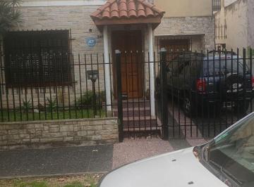 Casa de 4 ambientes, Vicente López · Cómoda y Sólida Casa de 4 Amb. con Quincho, Parrilla y Entrada Auto